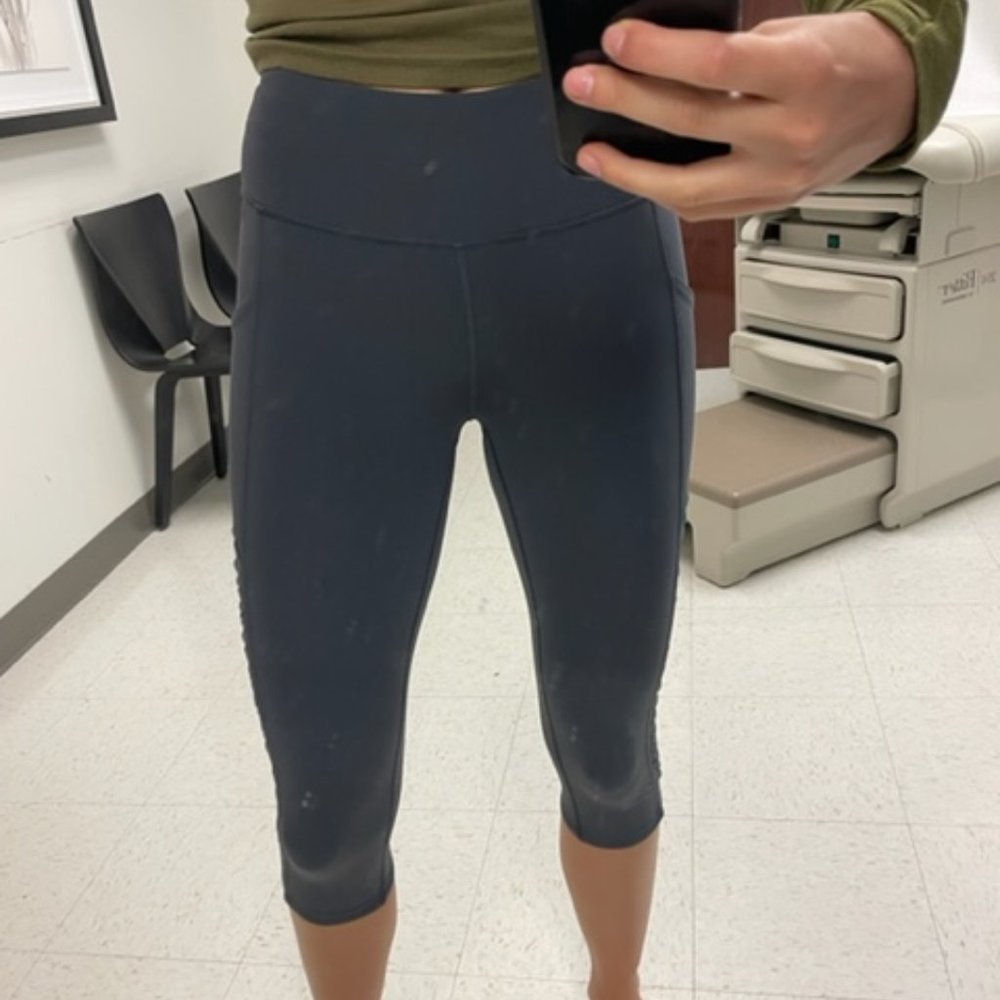 Lululemon athletica cropped leggings with pockets and side mesh in size 4